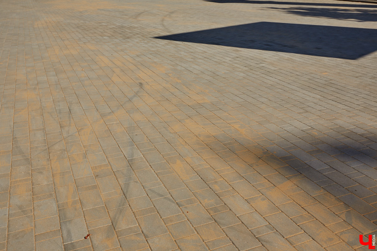 Мы часто пишем о преображении областной столицы. Но, увы, проклятье 33 несчастий лежит на плечах города тяжким грузом. Что-то обязательно портит вид. За последние пару недель в центре Владимира произошло сразу несколько инцидентов, которые не пошли на пользу его облику.