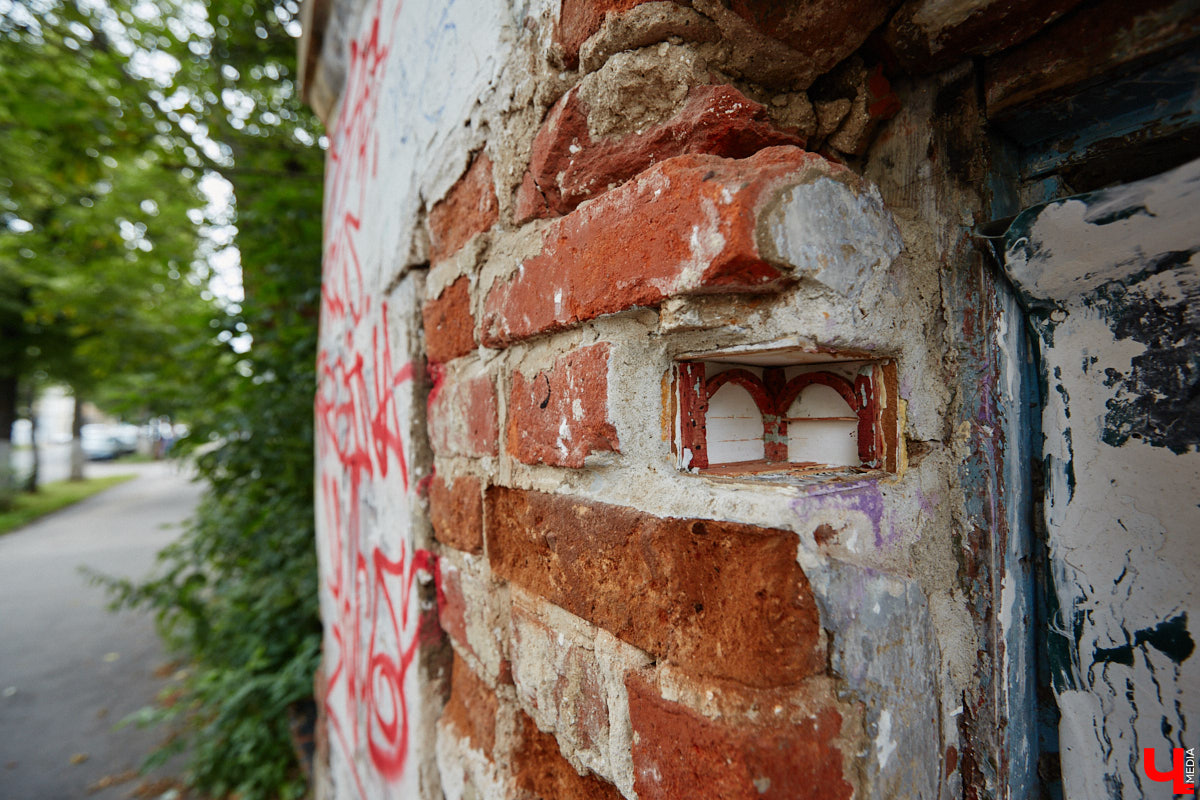 Мы часто пишем о преображении областной столицы. Но, увы, проклятье 33 несчастий лежит на плечах города тяжким грузом. Что-то обязательно портит вид. За последние пару недель в центре Владимира произошло сразу несколько инцидентов, которые не пошли на пользу его облику.