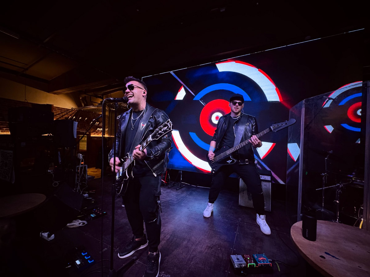 Владимир содрогнется от смеха. В грядущую пятницу Нурлан Сабуров выйдет на сцену, чтобы подарить горожанам вечер, полный острых шуток и неожиданных моментов. Каждое его выступление — отдельное событие, которое невозможно повторить, ведь зрители становятся частью шоу. Готовьтесь к настоящему комедийному взрыву, который вы точно не забудете.