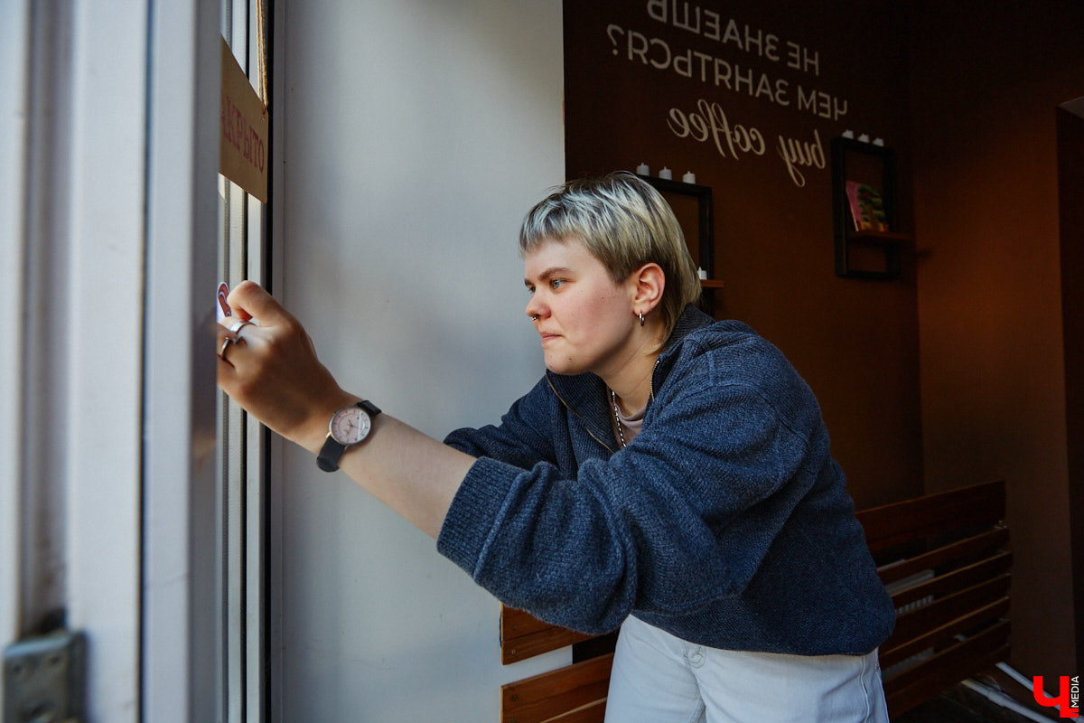 Несколько раз в месяц в маленькой кофейне собирается группа людей. Все они разных возрастов и профессий, а объединяет их одно — любовь к литературе. Так из небольшого читающего сообщества образовалась настоящая семья. «Домочадцы» — участники проекта «Книжный движ». За порядком в нем следят три неизменных куратора: Софья Телялина, Иван Голубев и Ирина Дубиневич.