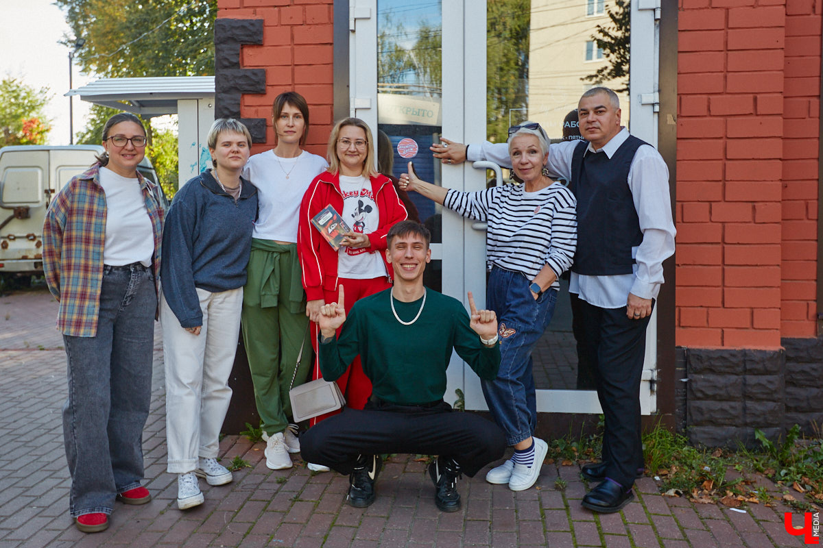 Несколько раз в месяц в маленькой кофейне собирается группа людей. Все они разных возрастов и профессий, а объединяет их одно — любовь к литературе. Так из небольшого читающего сообщества образовалась настоящая семья. «Домочадцы» — участники проекта «Книжный движ». За порядком в нем следят три неизменных куратора: Софья Телялина, Иван Голубев и Ирина Дубиневич.