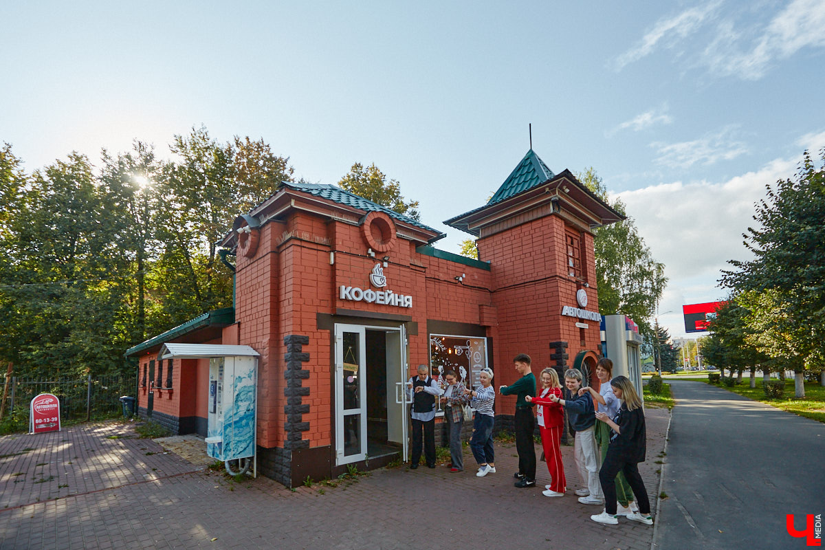 Несколько раз в месяц в маленькой кофейне собирается группа людей. Все они разных возрастов и профессий, а объединяет их одно — любовь к литературе. Так из небольшого читающего сообщества образовалась настоящая семья. «Домочадцы» — участники проекта «Книжный движ». За порядком в нем следят три неизменных куратора: Софья Телялина, Иван Голубев и Ирина Дубиневич.