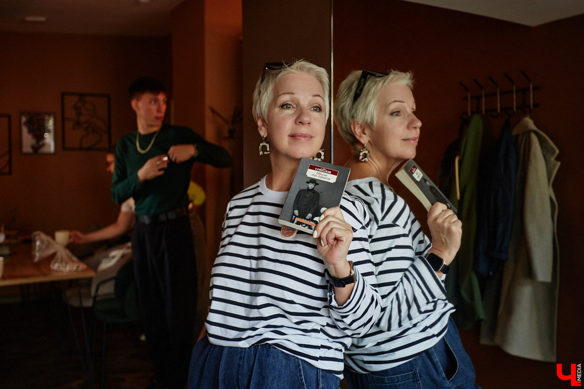 Несколько раз в месяц в маленькой кофейне собирается группа людей. Все они разных возрастов и профессий, а объединяет их одно — любовь к литературе. Так из небольшого читающего сообщества образовалась настоящая семья. «Домочадцы» — участники проекта «Книжный движ». За порядком в нем следят три неизменных куратора: Софья Телялина, Иван Голубев и Ирина Дубиневич.