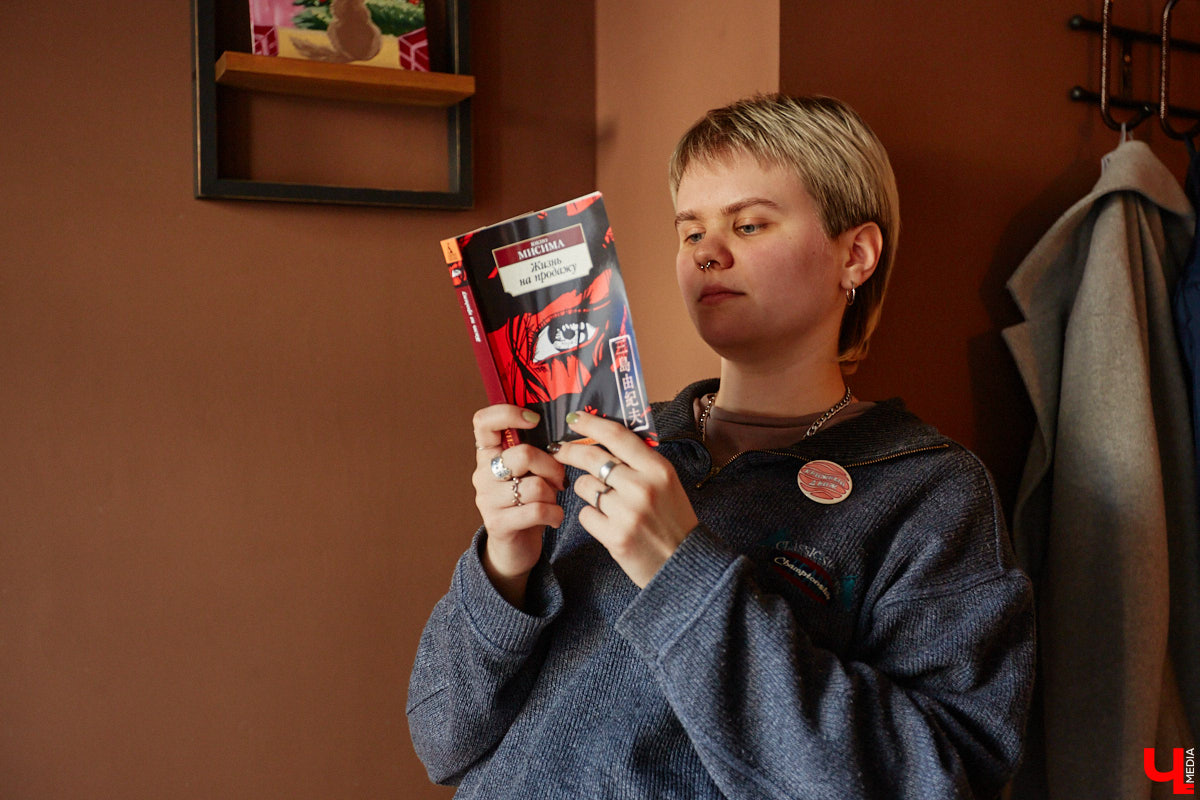 Несколько раз в месяц в маленькой кофейне собирается группа людей. Все они разных возрастов и профессий, а объединяет их одно — любовь к литературе. Так из небольшого читающего сообщества образовалась настоящая семья. «Домочадцы» — участники проекта «Книжный движ». За порядком в нем следят три неизменных куратора: Софья Телялина, Иван Голубев и Ирина Дубиневич.