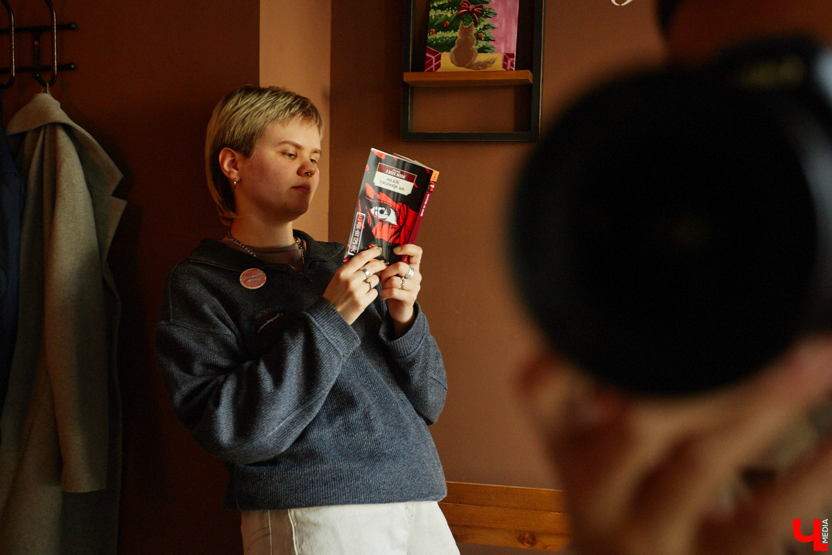 Несколько раз в месяц в маленькой кофейне собирается группа людей. Все они разных возрастов и профессий, а объединяет их одно — любовь к литературе. Так из небольшого читающего сообщества образовалась настоящая семья. «Домочадцы» — участники проекта «Книжный движ». За порядком в нем следят три неизменных куратора: Софья Телялина, Иван Голубев и Ирина Дубиневич.