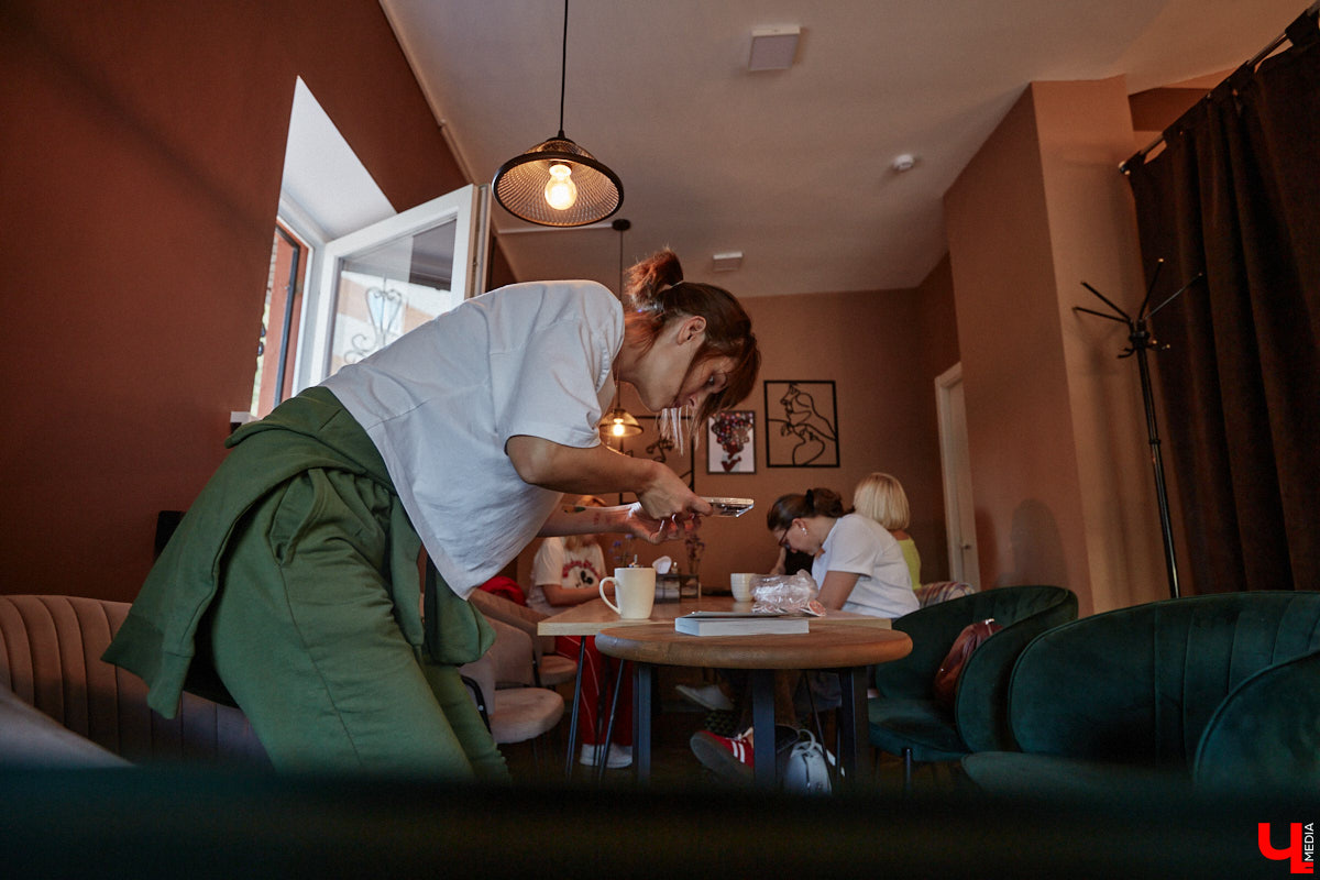 Несколько раз в месяц в маленькой кофейне собирается группа людей. Все они разных возрастов и профессий, а объединяет их одно — любовь к литературе. Так из небольшого читающего сообщества образовалась настоящая семья. «Домочадцы» — участники проекта «Книжный движ». За порядком в нем следят три неизменных куратора: Софья Телялина, Иван Голубев и Ирина Дубиневич.