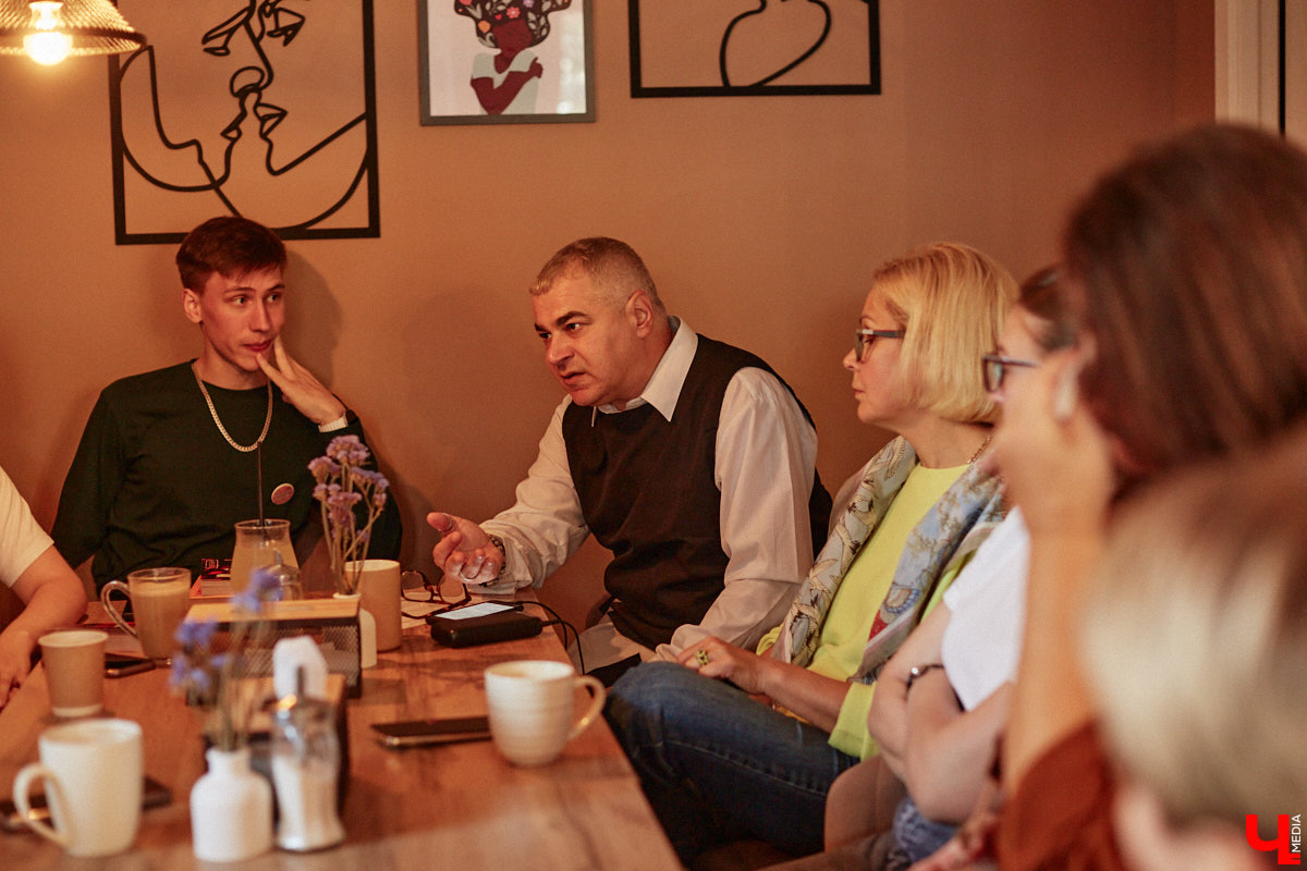 Несколько раз в месяц в маленькой кофейне собирается группа людей. Все они разных возрастов и профессий, а объединяет их одно — любовь к литературе. Так из небольшого читающего сообщества образовалась настоящая семья. «Домочадцы» — участники проекта «Книжный движ». За порядком в нем следят три неизменных куратора: Софья Телялина, Иван Голубев и Ирина Дубиневич.