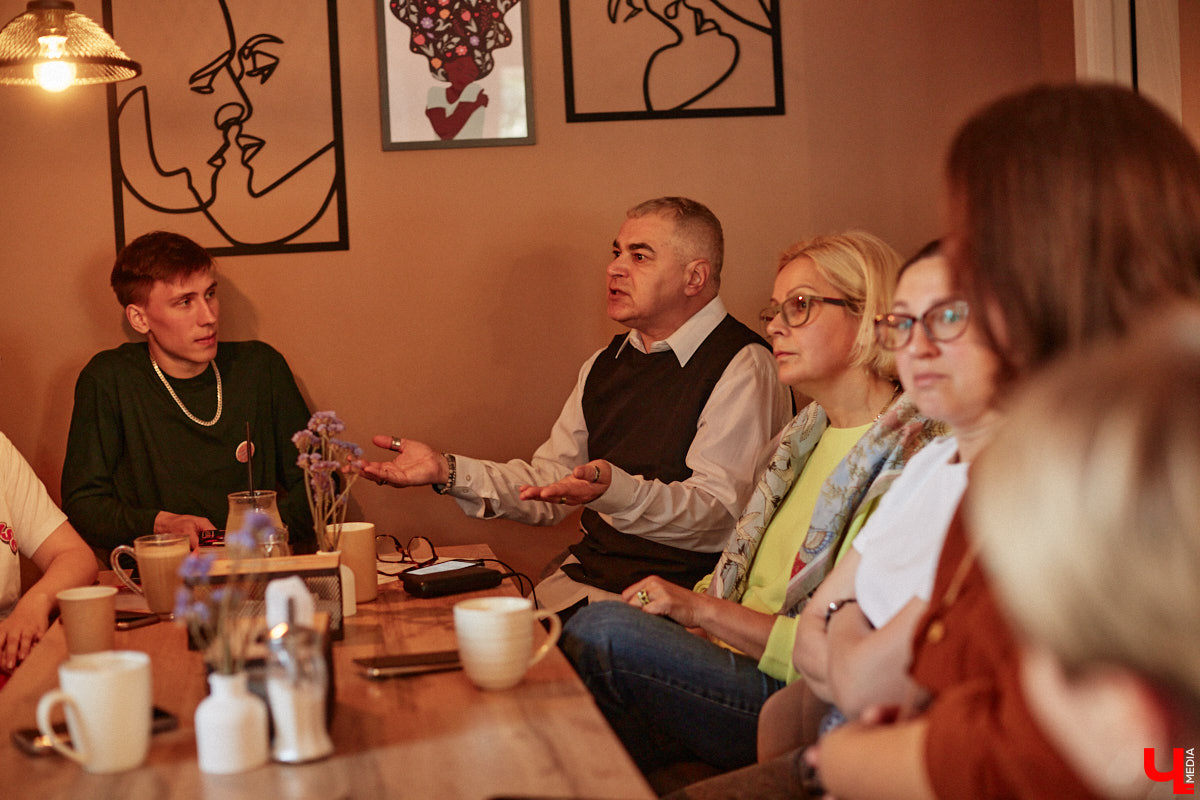 Несколько раз в месяц в маленькой кофейне собирается группа людей. Все они разных возрастов и профессий, а объединяет их одно — любовь к литературе. Так из небольшого читающего сообщества образовалась настоящая семья. «Домочадцы» — участники проекта «Книжный движ». За порядком в нем следят три неизменных куратора: Софья Телялина, Иван Голубев и Ирина Дубиневич.