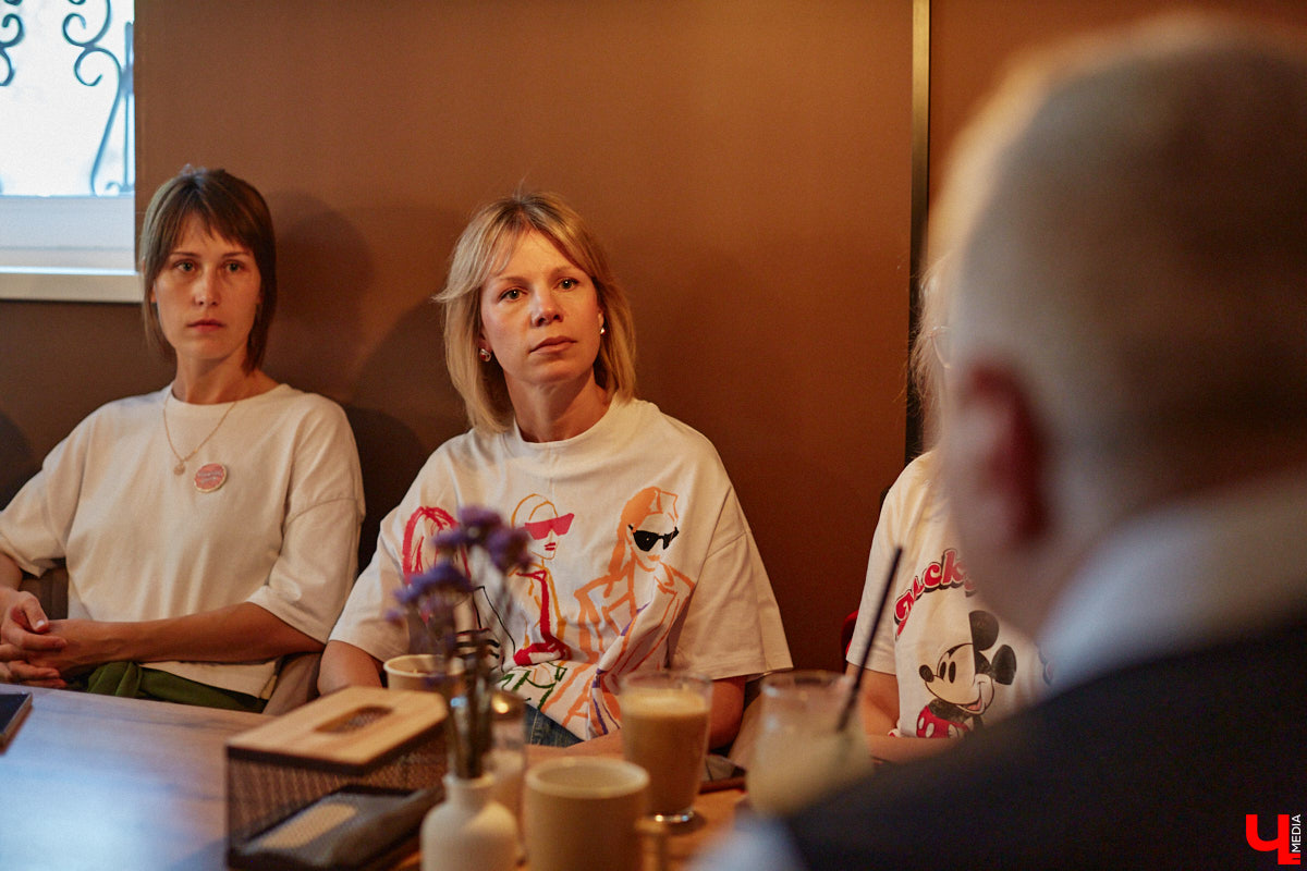 Несколько раз в месяц в маленькой кофейне собирается группа людей. Все они разных возрастов и профессий, а объединяет их одно — любовь к литературе. Так из небольшого читающего сообщества образовалась настоящая семья. «Домочадцы» — участники проекта «Книжный движ». За порядком в нем следят три неизменных куратора: Софья Телялина, Иван Голубев и Ирина Дубиневич.