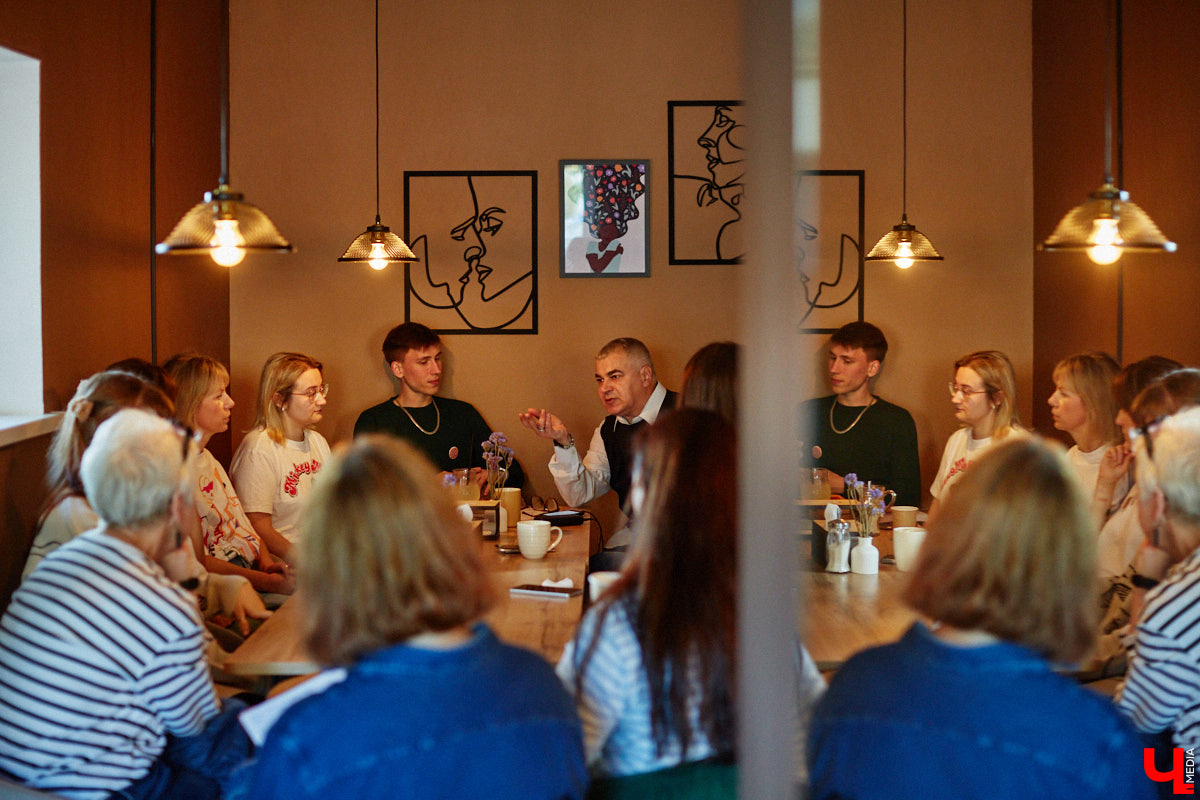 Несколько раз в месяц в маленькой кофейне собирается группа людей. Все они разных возрастов и профессий, а объединяет их одно — любовь к литературе. Так из небольшого читающего сообщества образовалась настоящая семья. «Домочадцы» — участники проекта «Книжный движ». За порядком в нем следят три неизменных куратора: Софья Телялина, Иван Голубев и Ирина Дубиневич.