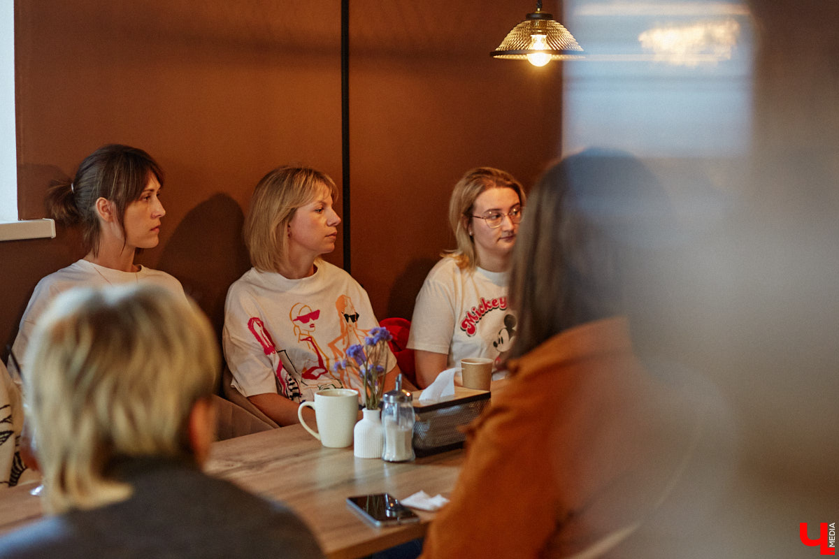 Несколько раз в месяц в маленькой кофейне собирается группа людей. Все они разных возрастов и профессий, а объединяет их одно — любовь к литературе. Так из небольшого читающего сообщества образовалась настоящая семья. «Домочадцы» — участники проекта «Книжный движ». За порядком в нем следят три неизменных куратора: Софья Телялина, Иван Голубев и Ирина Дубиневич.