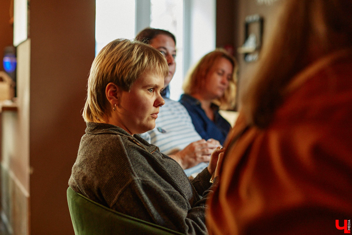 Несколько раз в месяц в маленькой кофейне собирается группа людей. Все они разных возрастов и профессий, а объединяет их одно — любовь к литературе. Так из небольшого читающего сообщества образовалась настоящая семья. «Домочадцы» — участники проекта «Книжный движ». За порядком в нем следят три неизменных куратора: Софья Телялина, Иван Голубев и Ирина Дубиневич.