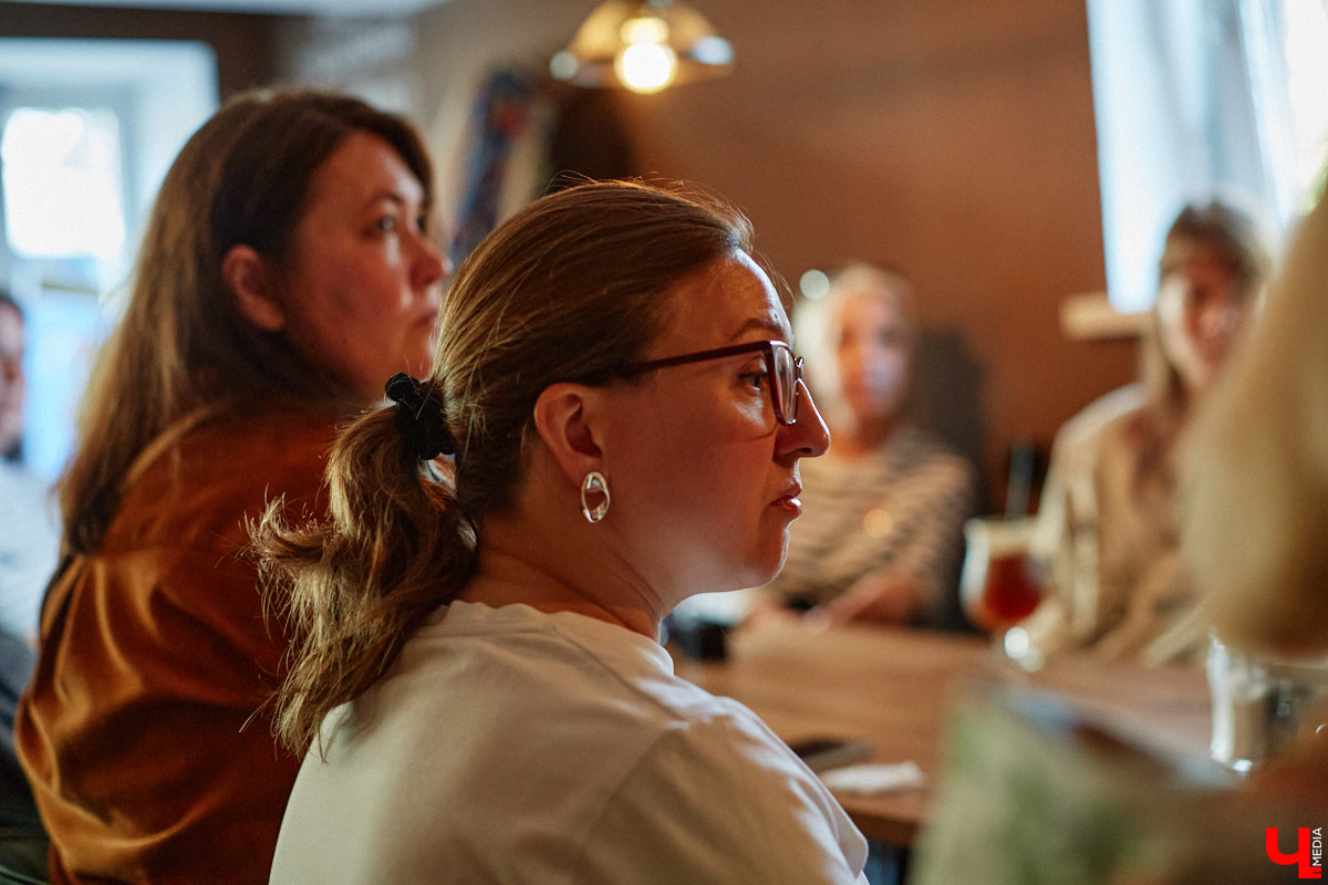 Несколько раз в месяц в маленькой кофейне собирается группа людей. Все они разных возрастов и профессий, а объединяет их одно — любовь к литературе. Так из небольшого читающего сообщества образовалась настоящая семья. «Домочадцы» — участники проекта «Книжный движ». За порядком в нем следят три неизменных куратора: Софья Телялина, Иван Голубев и Ирина Дубиневич.