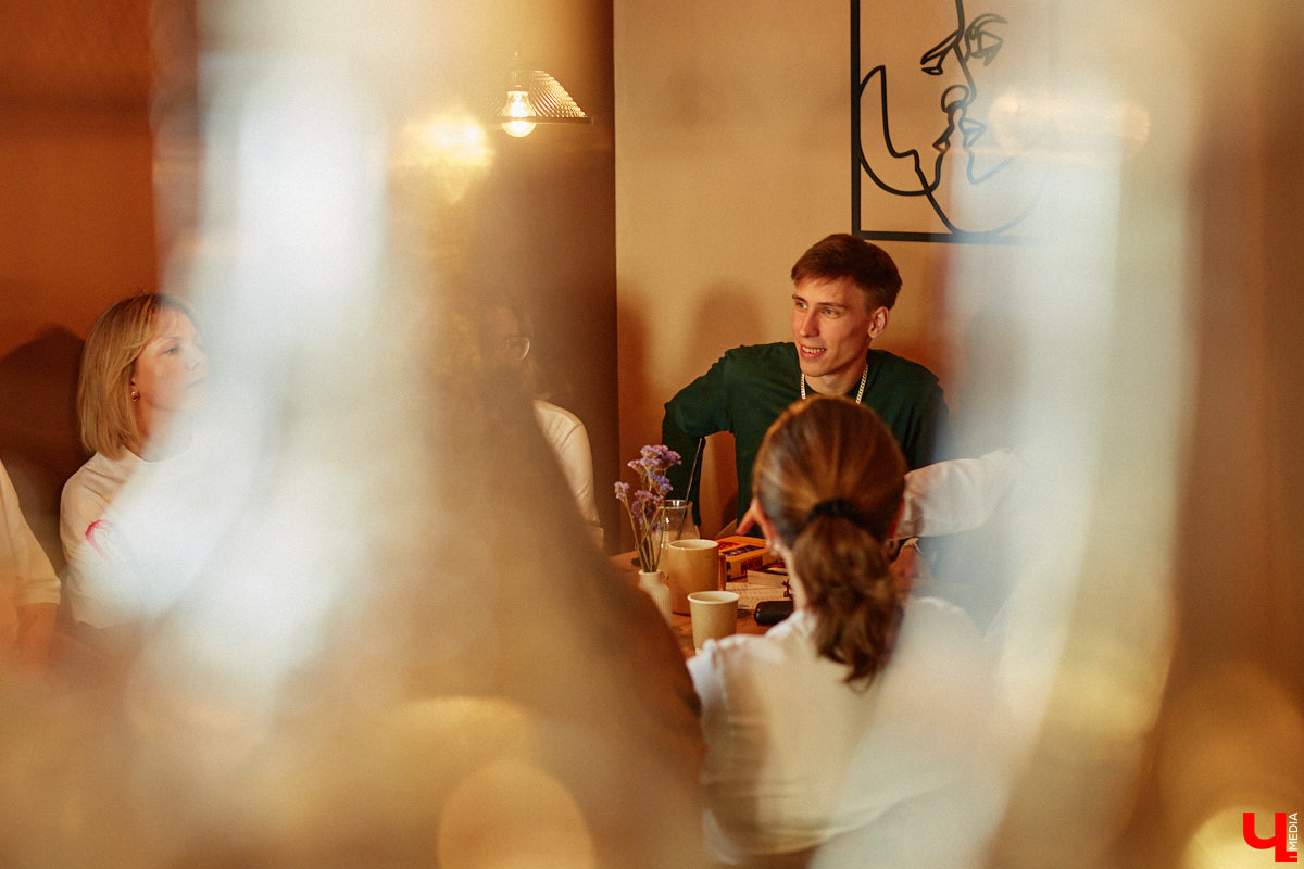 Несколько раз в месяц в маленькой кофейне собирается группа людей. Все они разных возрастов и профессий, а объединяет их одно — любовь к литературе. Так из небольшого читающего сообщества образовалась настоящая семья. «Домочадцы» — участники проекта «Книжный движ». За порядком в нем следят три неизменных куратора: Софья Телялина, Иван Голубев и Ирина Дубиневич.