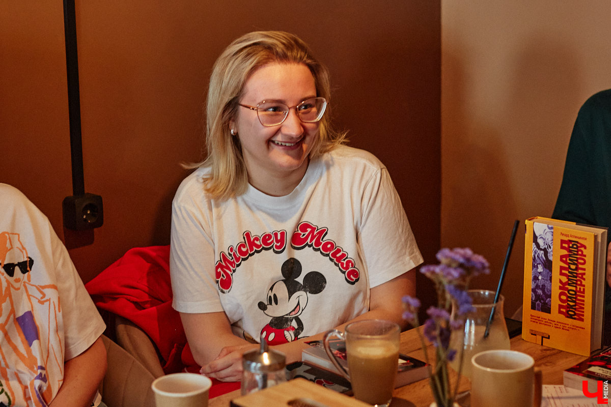 Несколько раз в месяц в маленькой кофейне собирается группа людей. Все они разных возрастов и профессий, а объединяет их одно — любовь к литературе. Так из небольшого читающего сообщества образовалась настоящая семья. «Домочадцы» — участники проекта «Книжный движ». За порядком в нем следят три неизменных куратора: Софья Телялина, Иван Голубев и Ирина Дубиневич.