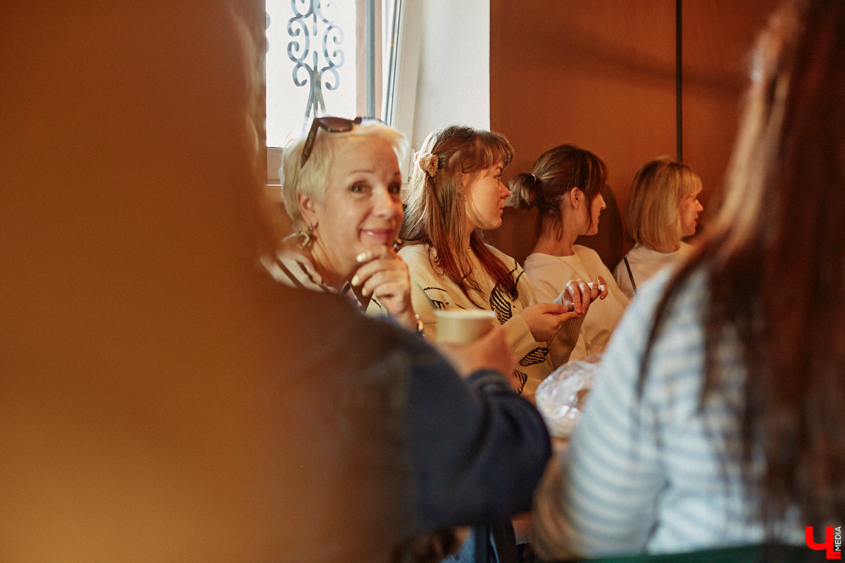 Несколько раз в месяц в маленькой кофейне собирается группа людей. Все они разных возрастов и профессий, а объединяет их одно — любовь к литературе. Так из небольшого читающего сообщества образовалась настоящая семья. «Домочадцы» — участники проекта «Книжный движ». За порядком в нем следят три неизменных куратора: Софья Телялина, Иван Голубев и Ирина Дубиневич.