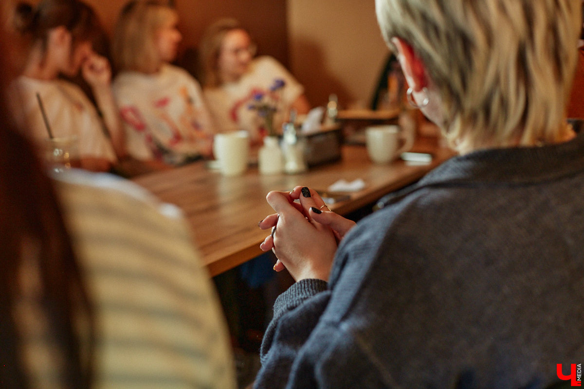 Несколько раз в месяц в маленькой кофейне собирается группа людей. Все они разных возрастов и профессий, а объединяет их одно — любовь к литературе. Так из небольшого читающего сообщества образовалась настоящая семья. «Домочадцы» — участники проекта «Книжный движ». За порядком в нем следят три неизменных куратора: Софья Телялина, Иван Голубев и Ирина Дубиневич.