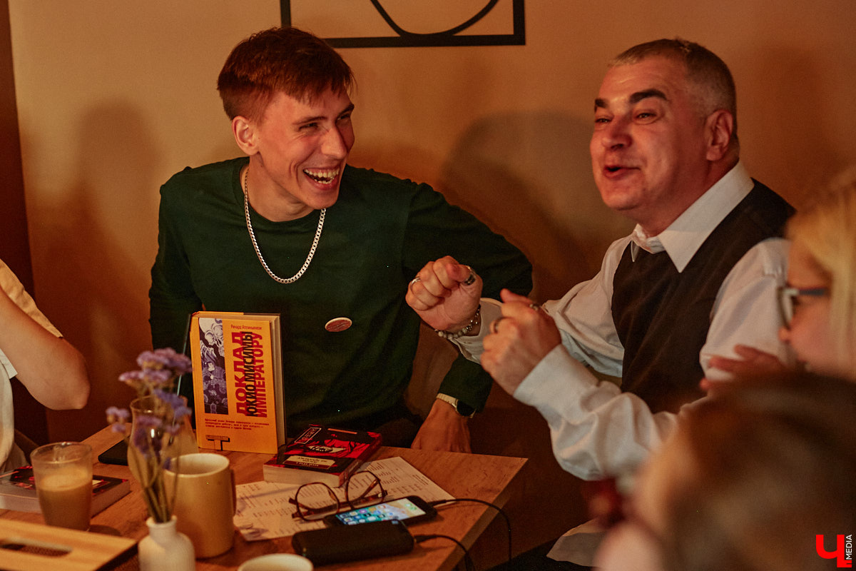 Несколько раз в месяц в маленькой кофейне собирается группа людей. Все они разных возрастов и профессий, а объединяет их одно — любовь к литературе. Так из небольшого читающего сообщества образовалась настоящая семья. «Домочадцы» — участники проекта «Книжный движ». За порядком в нем следят три неизменных куратора: Софья Телялина, Иван Голубев и Ирина Дубиневич.