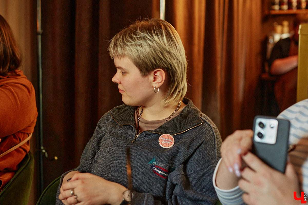 Несколько раз в месяц в маленькой кофейне собирается группа людей. Все они разных возрастов и профессий, а объединяет их одно — любовь к литературе. Так из небольшого читающего сообщества образовалась настоящая семья. «Домочадцы» — участники проекта «Книжный движ». За порядком в нем следят три неизменных куратора: Софья Телялина, Иван Голубев и Ирина Дубиневич.