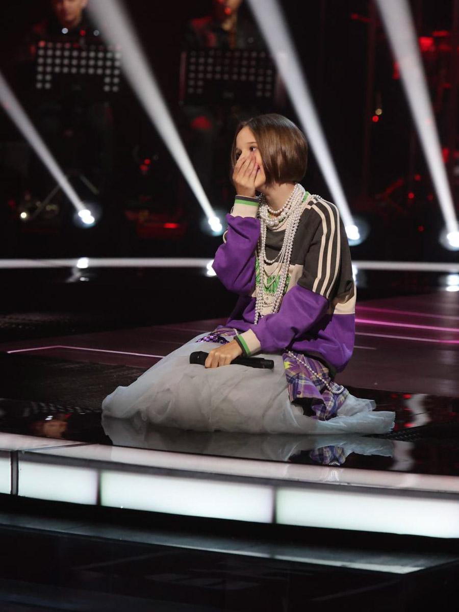 Жители 33-го региона не раз покоряли шоу «Голос. Дети». Новой звездой телевизионного проекта стала 13-летняя Милана Крохина из областной столицы. Девочка выбила страйк на слепых прослушиваниях в 12-м сезоне: к ней повернулись все наставники. О выступлении и подготовке, а также звездных дуэтах в копилке юной певицы «Ключ-Медиа» рассказала ее мама.