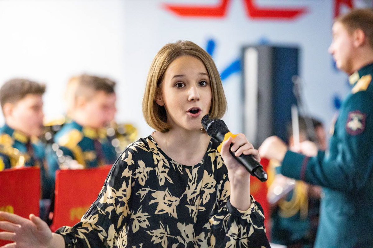 Жители 33-го региона не раз покоряли шоу «Голос. Дети». Новой звездой телевизионного проекта стала 13-летняя Милана Крохина из областной столицы. Девочка выбила страйк на слепых прослушиваниях в 12-м сезоне: к ней повернулись все наставники. О выступлении и подготовке, а также звездных дуэтах в копилке юной певицы «Ключ-Медиа» рассказала ее мама.