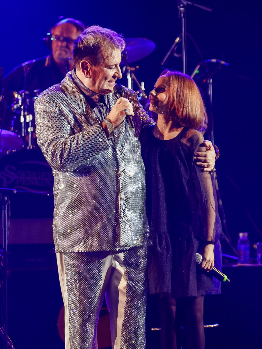 Жители 33-го региона не раз покоряли шоу «Голос. Дети». Новой звездой телевизионного проекта стала 13-летняя Милана Крохина из областной столицы. Девочка выбила страйк на слепых прослушиваниях в 12-м сезоне: к ней повернулись все наставники. О выступлении и подготовке, а также звездных дуэтах в копилке юной певицы «Ключ-Медиа» рассказала ее мама.