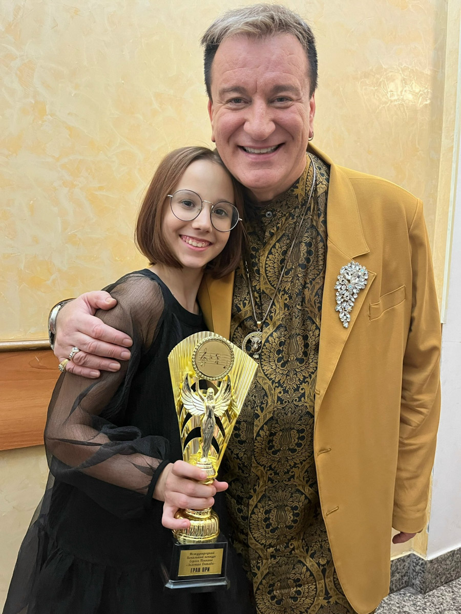 Жители 33-го региона не раз покоряли шоу «Голос. Дети». Новой звездой телевизионного проекта стала 13-летняя Милана Крохина из областной столицы. Девочка выбила страйк на слепых прослушиваниях в 12-м сезоне: к ней повернулись все наставники. О выступлении и подготовке, а также звездных дуэтах в копилке юной певицы «Ключ-Медиа» рассказала ее мама.