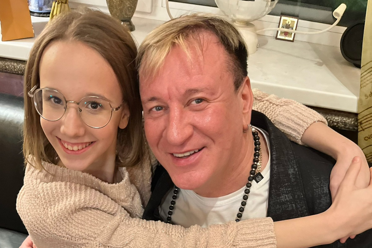 Жители 33-го региона не раз покоряли шоу «Голос. Дети». Новой звездой телевизионного проекта стала 13-летняя Милана Крохина из областной столицы. Девочка выбила страйк на слепых прослушиваниях в 12-м сезоне: к ней повернулись все наставники. О выступлении и подготовке, а также звездных дуэтах в копилке юной певицы «Ключ-Медиа» рассказала ее мама.