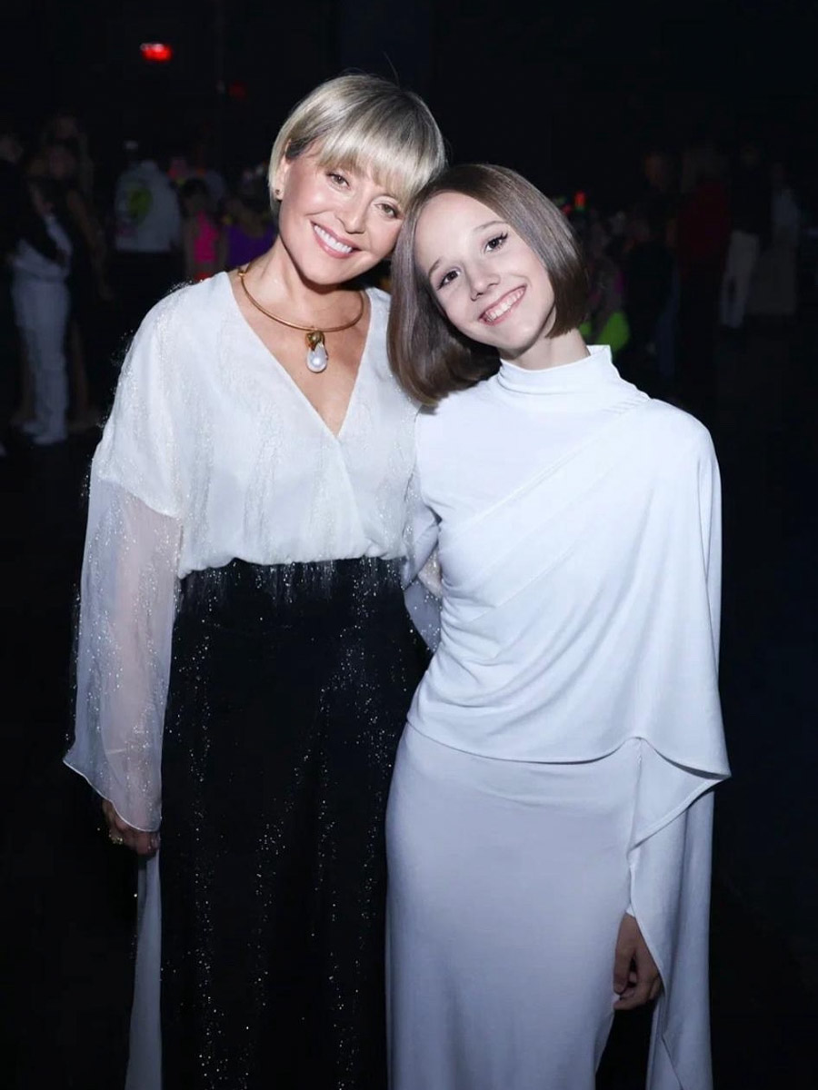 Жители 33-го региона не раз покоряли шоу «Голос. Дети». Новой звездой телевизионного проекта стала 13-летняя Милана Крохина из областной столицы. Девочка выбила страйк на слепых прослушиваниях в 12-м сезоне: к ней повернулись все наставники. О выступлении и подготовке, а также звездных дуэтах в копилке юной певицы «Ключ-Медиа» рассказала ее мама.