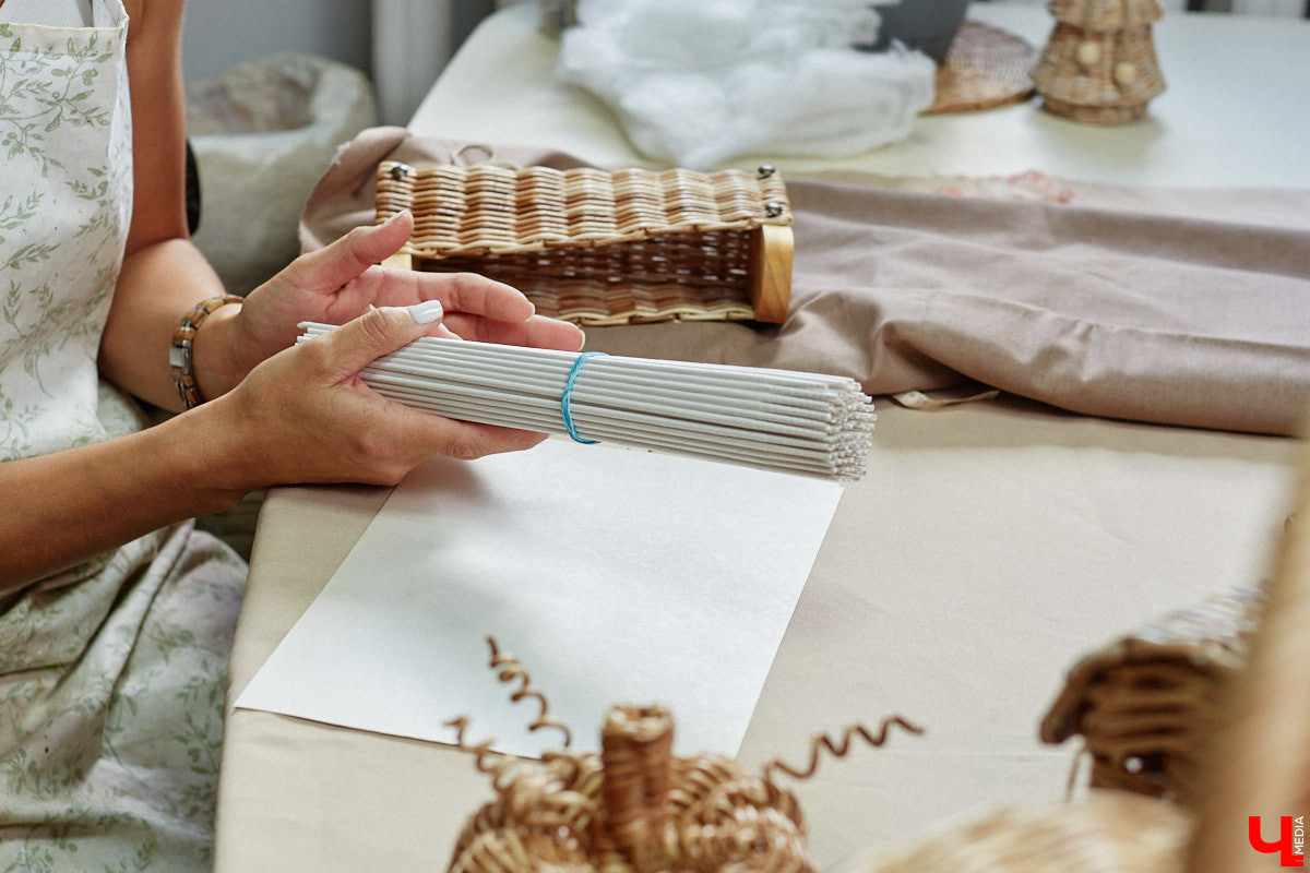 Анна Путина поражает воображение изделиями из бумаги, а конкретно эколозы. Сложно поверить, но ее работы, еще недавно представлявшие собой газетные листы, вполне утилитарны. Девушка плетет из мягких трубочек повседневные сумочки, кашпо, светильники, мебель и различный декор. В мастерской, куда «Ключ-Медиа» заглянул за вдохновением, от разнообразия форм разбегаются глаза.