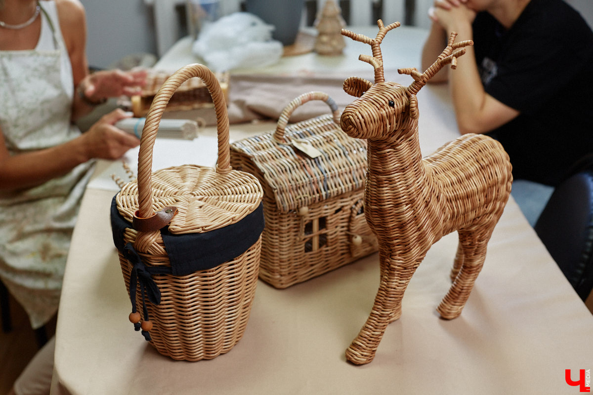 Анна Путина поражает воображение изделиями из бумаги, а конкретно эколозы. Сложно поверить, но ее работы, еще недавно представлявшие собой газетные листы, вполне утилитарны. Девушка плетет из мягких трубочек повседневные сумочки, кашпо, светильники, мебель и различный декор. В мастерской, куда «Ключ-Медиа» заглянул за вдохновением, от разнообразия форм разбегаются глаза.