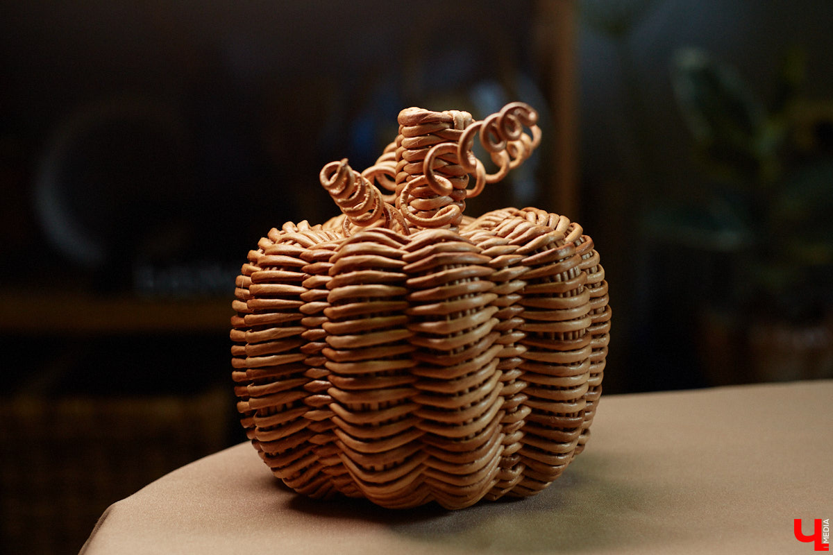 Анна Путина поражает воображение изделиями из бумаги, а конкретно эколозы. Сложно поверить, но ее работы, еще недавно представлявшие собой газетные листы, вполне утилитарны. Девушка плетет из мягких трубочек повседневные сумочки, кашпо, светильники, мебель и различный декор. В мастерской, куда «Ключ-Медиа» заглянул за вдохновением, от разнообразия форм разбегаются глаза.