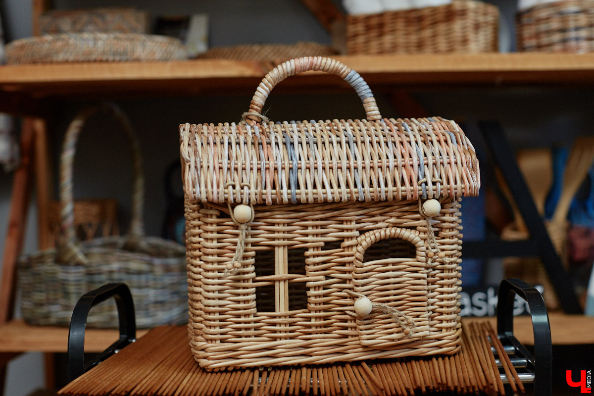 Анна Путина поражает воображение изделиями из бумаги, а конкретно эколозы. Сложно поверить, но ее работы, еще недавно представлявшие собой газетные листы, вполне утилитарны. Девушка плетет из мягких трубочек повседневные сумочки, кашпо, светильники, мебель и различный декор. В мастерской, куда «Ключ-Медиа» заглянул за вдохновением, от разнообразия форм разбегаются глаза.