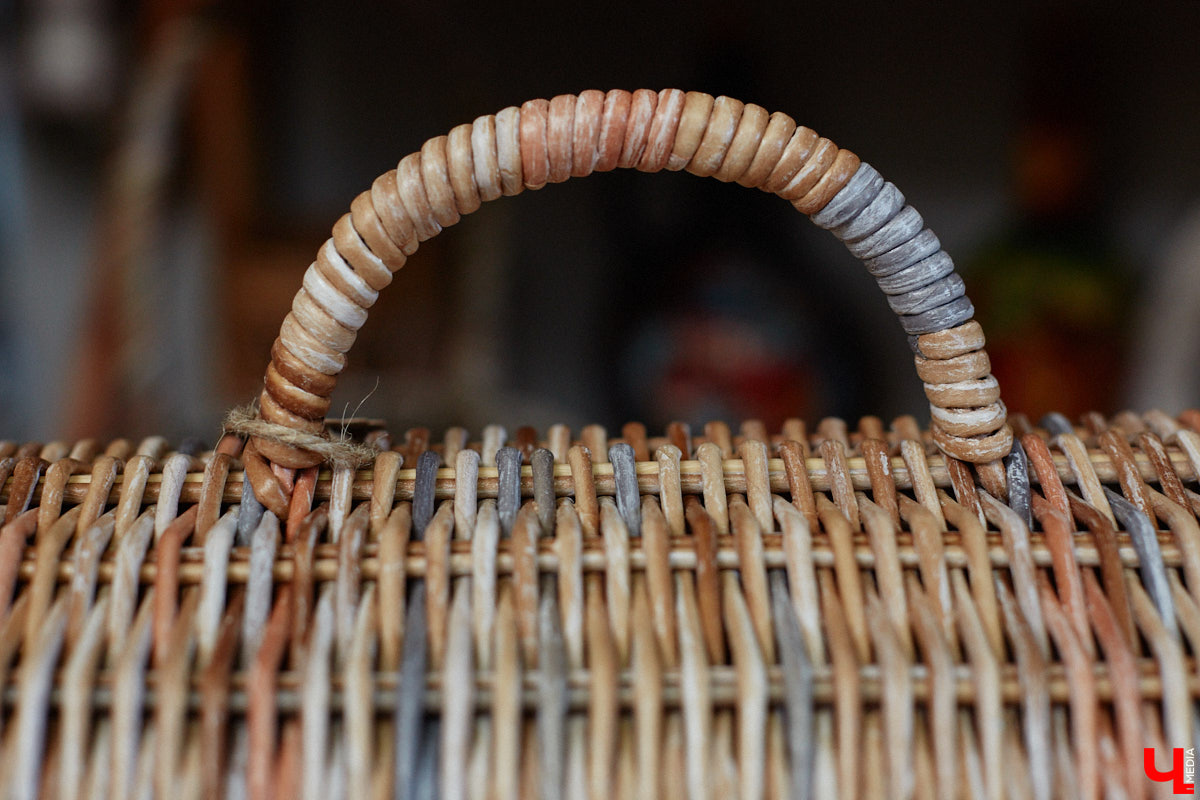 Анна Путина поражает воображение изделиями из бумаги, а конкретно эколозы. Сложно поверить, но ее работы, еще недавно представлявшие собой газетные листы, вполне утилитарны. Девушка плетет из мягких трубочек повседневные сумочки, кашпо, светильники, мебель и различный декор. В мастерской, куда «Ключ-Медиа» заглянул за вдохновением, от разнообразия форм разбегаются глаза.