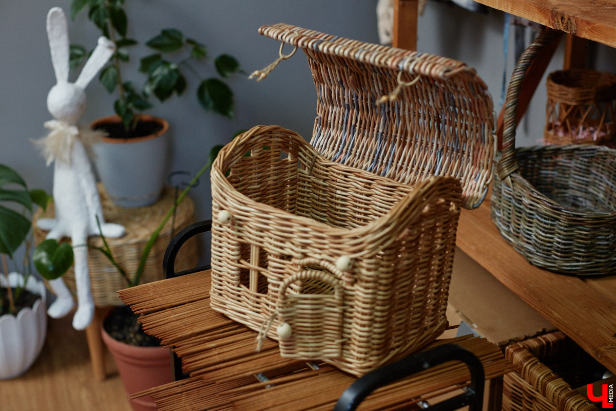 Анна Путина поражает воображение изделиями из бумаги, а конкретно эколозы. Сложно поверить, но ее работы, еще недавно представлявшие собой газетные листы, вполне утилитарны. Девушка плетет из мягких трубочек повседневные сумочки, кашпо, светильники, мебель и различный декор. В мастерской, куда «Ключ-Медиа» заглянул за вдохновением, от разнообразия форм разбегаются глаза.