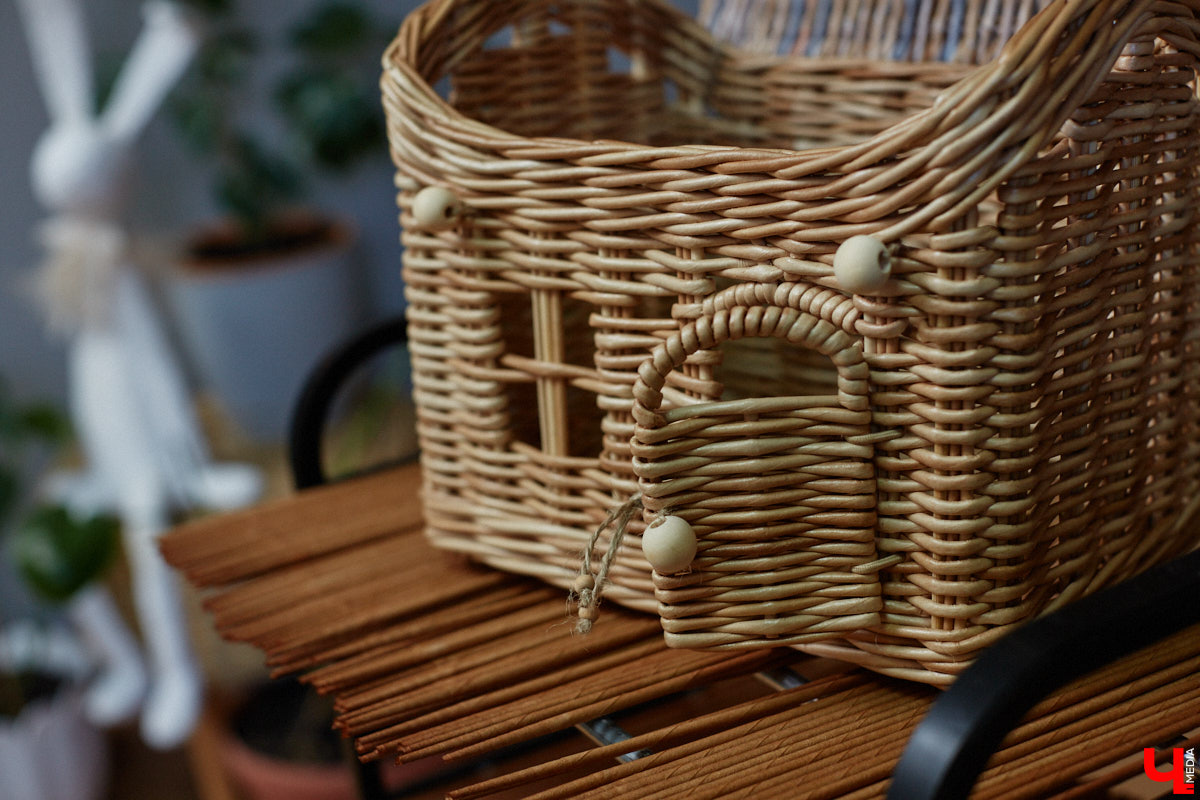 Анна Путина поражает воображение изделиями из бумаги, а конкретно эколозы. Сложно поверить, но ее работы, еще недавно представлявшие собой газетные листы, вполне утилитарны. Девушка плетет из мягких трубочек повседневные сумочки, кашпо, светильники, мебель и различный декор. В мастерской, куда «Ключ-Медиа» заглянул за вдохновением, от разнообразия форм разбегаются глаза.