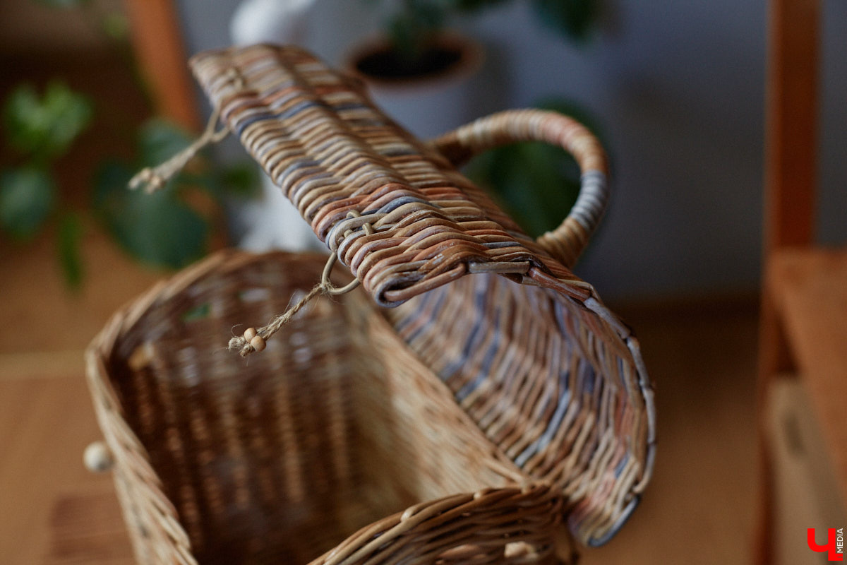 Анна Путина поражает воображение изделиями из бумаги, а конкретно эколозы. Сложно поверить, но ее работы, еще недавно представлявшие собой газетные листы, вполне утилитарны. Девушка плетет из мягких трубочек повседневные сумочки, кашпо, светильники, мебель и различный декор. В мастерской, куда «Ключ-Медиа» заглянул за вдохновением, от разнообразия форм разбегаются глаза.