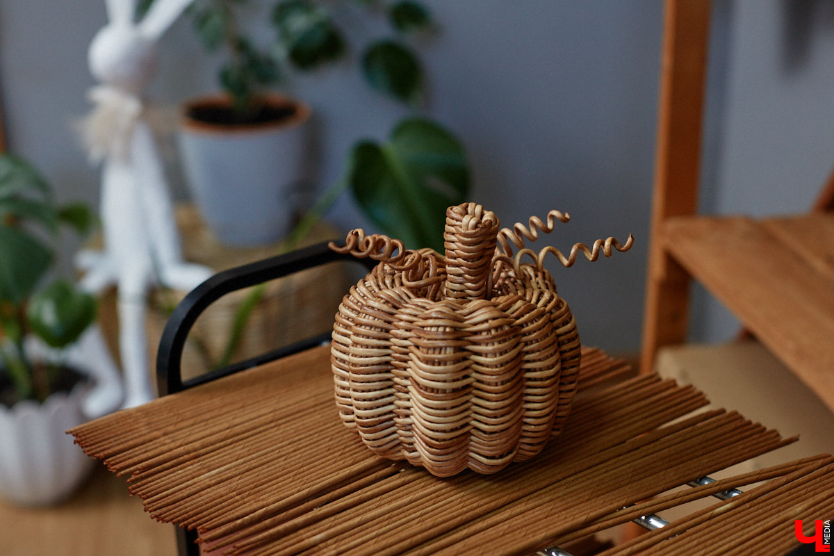 Анна Путина поражает воображение изделиями из бумаги, а конкретно эколозы. Сложно поверить, но ее работы, еще недавно представлявшие собой газетные листы, вполне утилитарны. Девушка плетет из мягких трубочек повседневные сумочки, кашпо, светильники, мебель и различный декор. В мастерской, куда «Ключ-Медиа» заглянул за вдохновением, от разнообразия форм разбегаются глаза.