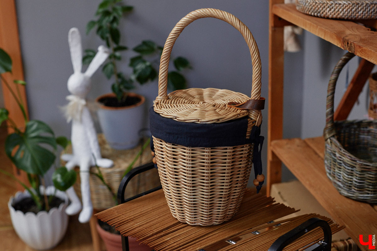 Анна Путина поражает воображение изделиями из бумаги, а конкретно эколозы. Сложно поверить, но ее работы, еще недавно представлявшие собой газетные листы, вполне утилитарны. Девушка плетет из мягких трубочек повседневные сумочки, кашпо, светильники, мебель и различный декор. В мастерской, куда «Ключ-Медиа» заглянул за вдохновением, от разнообразия форм разбегаются глаза.