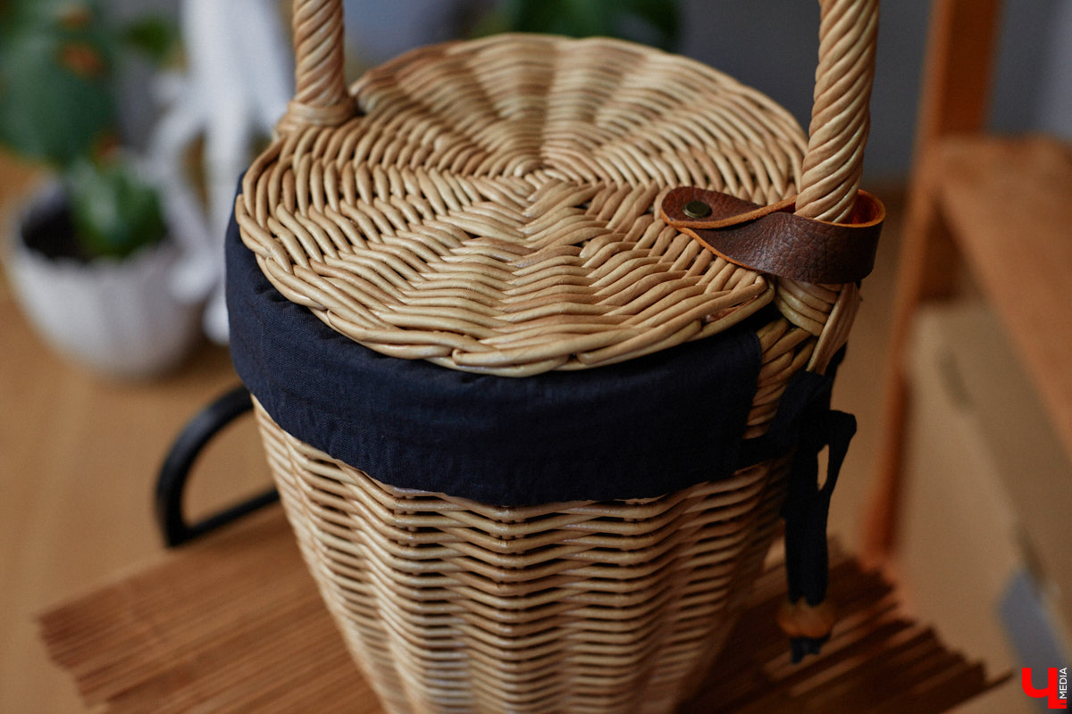 Анна Путина поражает воображение изделиями из бумаги, а конкретно эколозы. Сложно поверить, но ее работы, еще недавно представлявшие собой газетные листы, вполне утилитарны. Девушка плетет из мягких трубочек повседневные сумочки, кашпо, светильники, мебель и различный декор. В мастерской, куда «Ключ-Медиа» заглянул за вдохновением, от разнообразия форм разбегаются глаза.