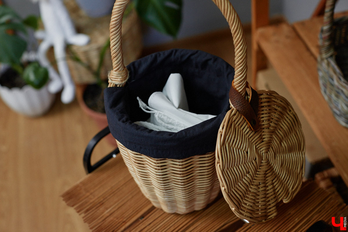 Анна Путина поражает воображение изделиями из бумаги, а конкретно эколозы. Сложно поверить, но ее работы, еще недавно представлявшие собой газетные листы, вполне утилитарны. Девушка плетет из мягких трубочек повседневные сумочки, кашпо, светильники, мебель и различный декор. В мастерской, куда «Ключ-Медиа» заглянул за вдохновением, от разнообразия форм разбегаются глаза.