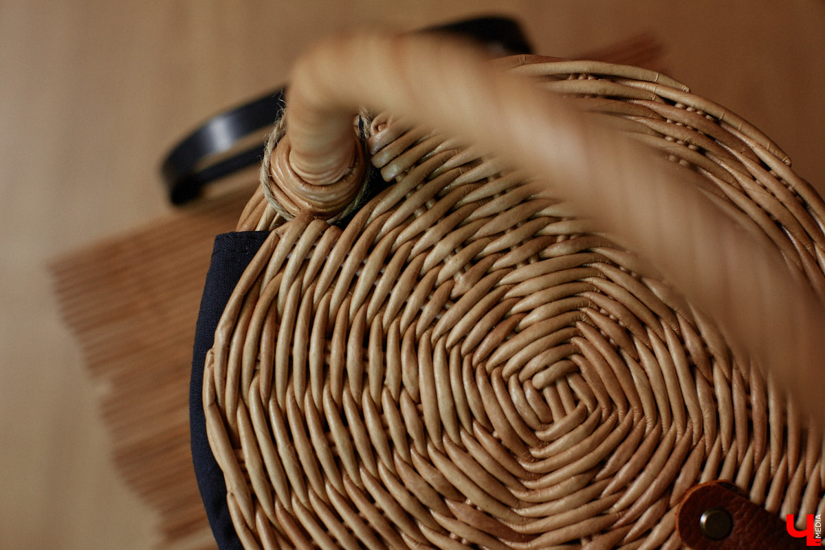 Анна Путина поражает воображение изделиями из бумаги, а конкретно эколозы. Сложно поверить, но ее работы, еще недавно представлявшие собой газетные листы, вполне утилитарны. Девушка плетет из мягких трубочек повседневные сумочки, кашпо, светильники, мебель и различный декор. В мастерской, куда «Ключ-Медиа» заглянул за вдохновением, от разнообразия форм разбегаются глаза.