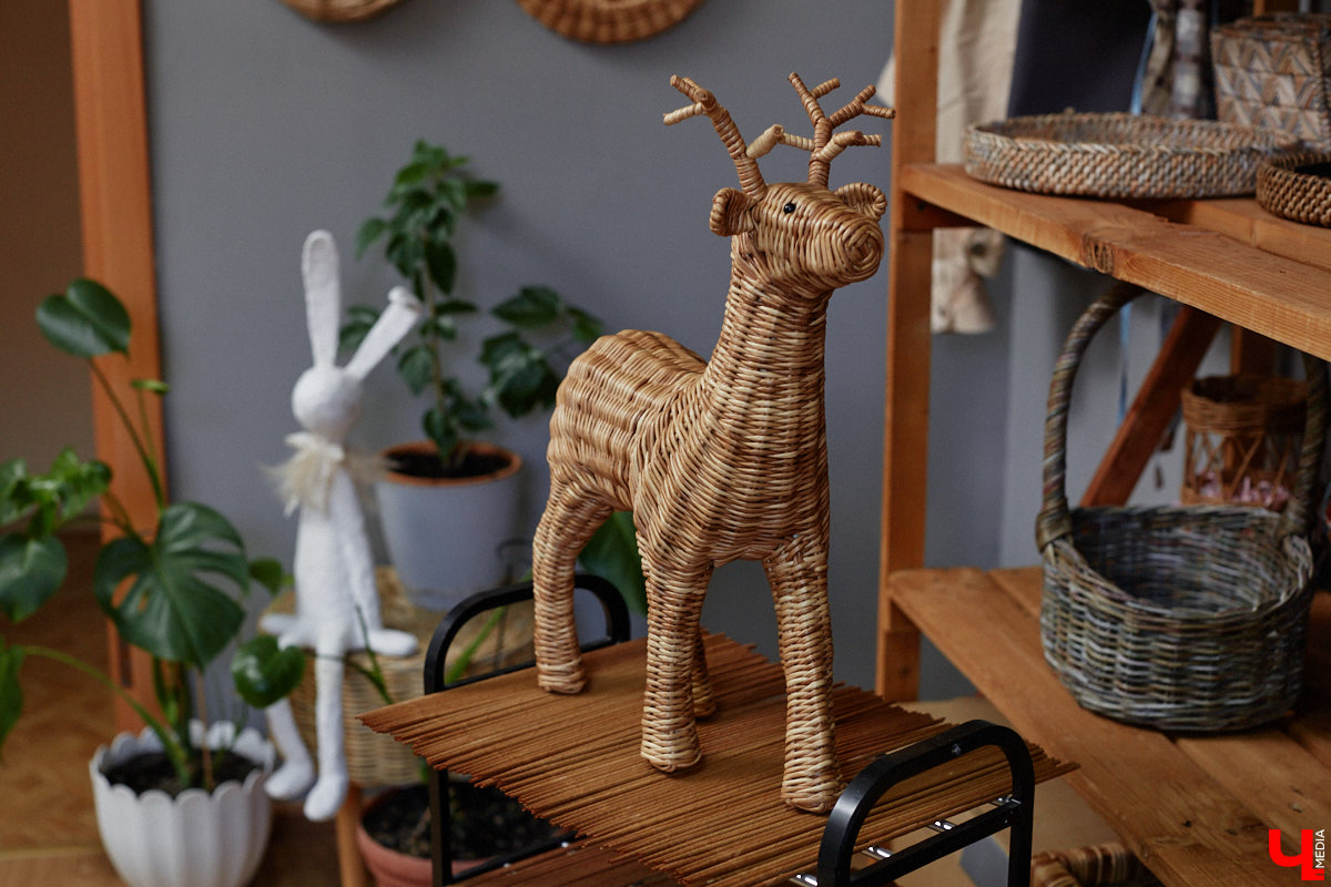 Анна Путина поражает воображение изделиями из бумаги, а конкретно эколозы. Сложно поверить, но ее работы, еще недавно представлявшие собой газетные листы, вполне утилитарны. Девушка плетет из мягких трубочек повседневные сумочки, кашпо, светильники, мебель и различный декор. В мастерской, куда «Ключ-Медиа» заглянул за вдохновением, от разнообразия форм разбегаются глаза.