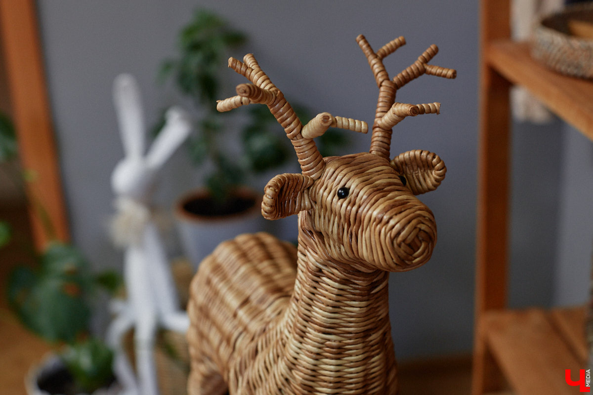 Анна Путина поражает воображение изделиями из бумаги, а конкретно эколозы. Сложно поверить, но ее работы, еще недавно представлявшие собой газетные листы, вполне утилитарны. Девушка плетет из мягких трубочек повседневные сумочки, кашпо, светильники, мебель и различный декор. В мастерской, куда «Ключ-Медиа» заглянул за вдохновением, от разнообразия форм разбегаются глаза.