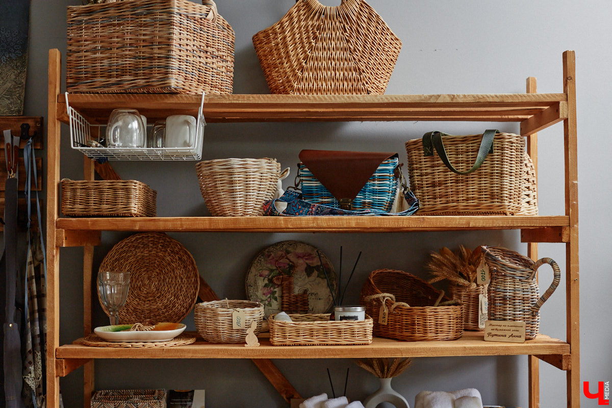 Анна Путина поражает воображение изделиями из бумаги, а конкретно эколозы. Сложно поверить, но ее работы, еще недавно представлявшие собой газетные листы, вполне утилитарны. Девушка плетет из мягких трубочек повседневные сумочки, кашпо, светильники, мебель и различный декор. В мастерской, куда «Ключ-Медиа» заглянул за вдохновением, от разнообразия форм разбегаются глаза.