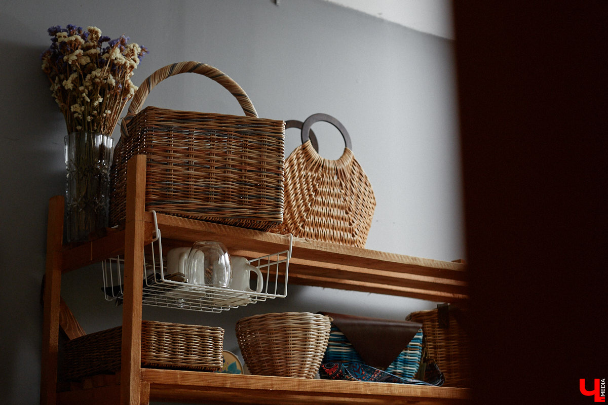 Анна Путина поражает воображение изделиями из бумаги, а конкретно эколозы. Сложно поверить, но ее работы, еще недавно представлявшие собой газетные листы, вполне утилитарны. Девушка плетет из мягких трубочек повседневные сумочки, кашпо, светильники, мебель и различный декор. В мастерской, куда «Ключ-Медиа» заглянул за вдохновением, от разнообразия форм разбегаются глаза.