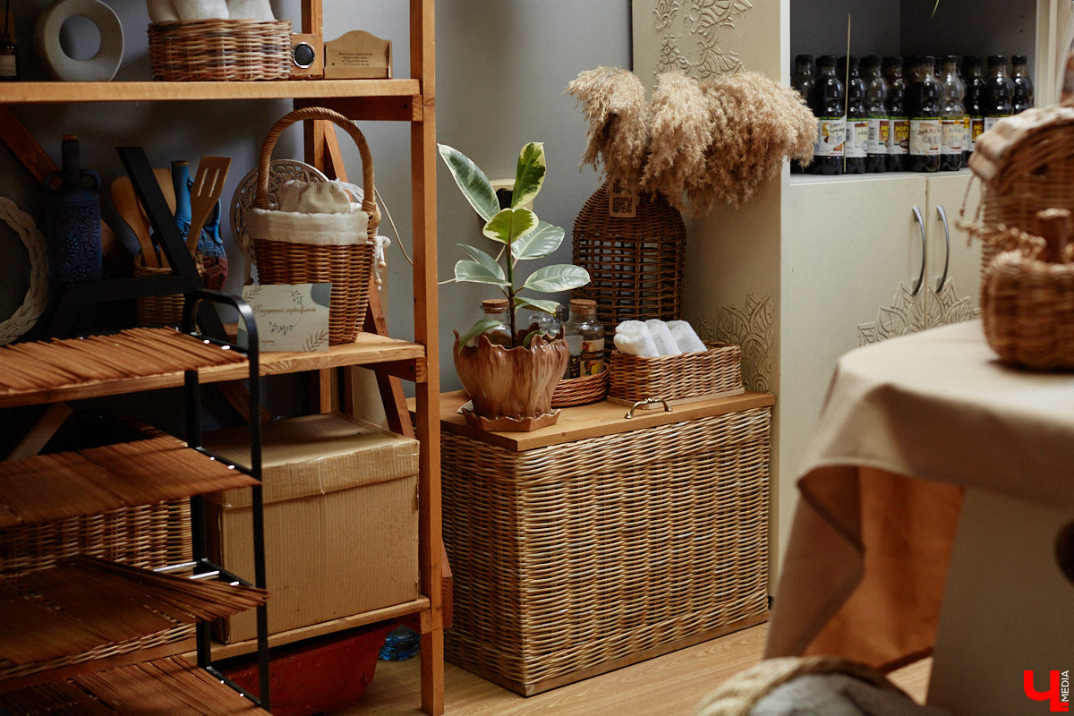 Анна Путина поражает воображение изделиями из бумаги, а конкретно эколозы. Сложно поверить, но ее работы, еще недавно представлявшие собой газетные листы, вполне утилитарны. Девушка плетет из мягких трубочек повседневные сумочки, кашпо, светильники, мебель и различный декор. В мастерской, куда «Ключ-Медиа» заглянул за вдохновением, от разнообразия форм разбегаются глаза.