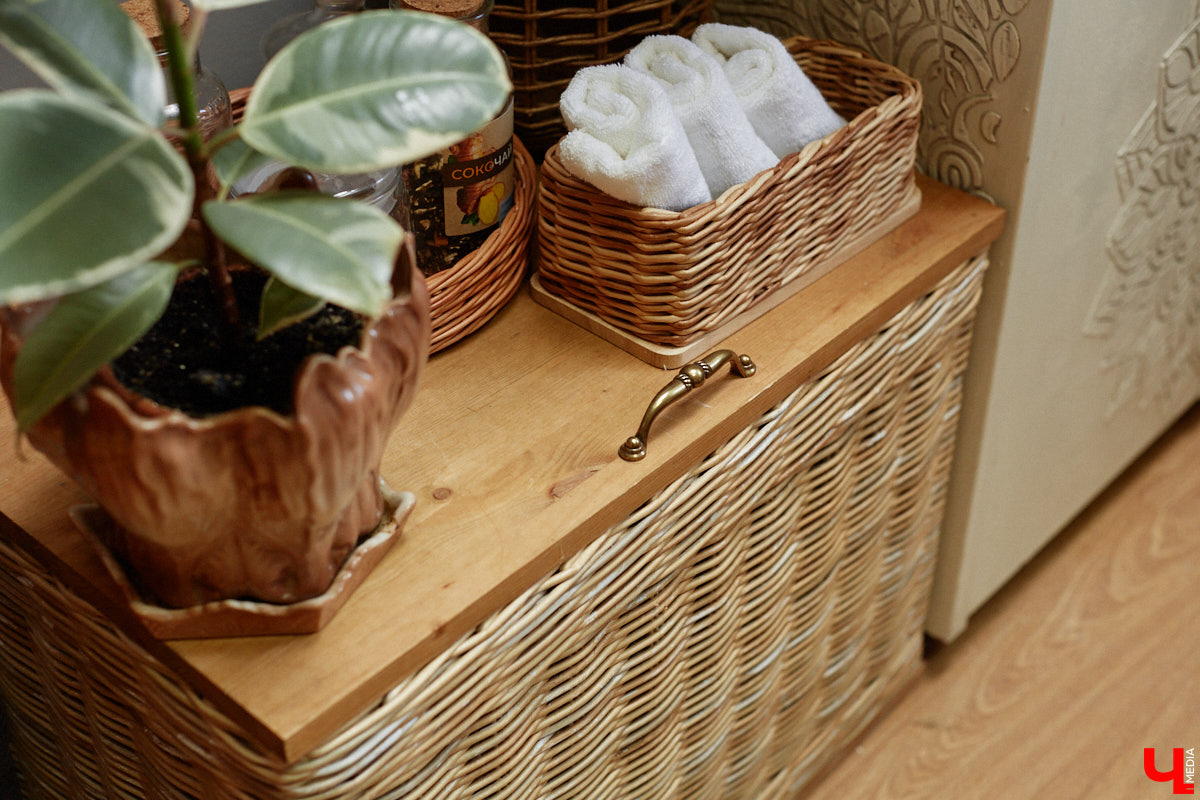 Анна Путина поражает воображение изделиями из бумаги, а конкретно эколозы. Сложно поверить, но ее работы, еще недавно представлявшие собой газетные листы, вполне утилитарны. Девушка плетет из мягких трубочек повседневные сумочки, кашпо, светильники, мебель и различный декор. В мастерской, куда «Ключ-Медиа» заглянул за вдохновением, от разнообразия форм разбегаются глаза.