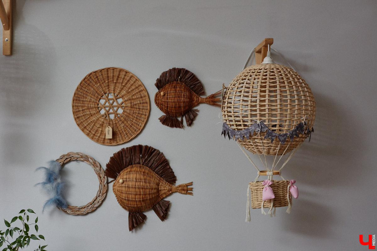 Анна Путина поражает воображение изделиями из бумаги, а конкретно эколозы. Сложно поверить, но ее работы, еще недавно представлявшие собой газетные листы, вполне утилитарны. Девушка плетет из мягких трубочек повседневные сумочки, кашпо, светильники, мебель и различный декор. В мастерской, куда «Ключ-Медиа» заглянул за вдохновением, от разнообразия форм разбегаются глаза.