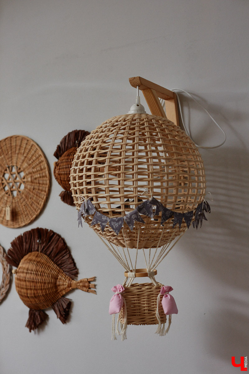 Анна Путина поражает воображение изделиями из бумаги, а конкретно эколозы. Сложно поверить, но ее работы, еще недавно представлявшие собой газетные листы, вполне утилитарны. Девушка плетет из мягких трубочек повседневные сумочки, кашпо, светильники, мебель и различный декор. В мастерской, куда «Ключ-Медиа» заглянул за вдохновением, от разнообразия форм разбегаются глаза.